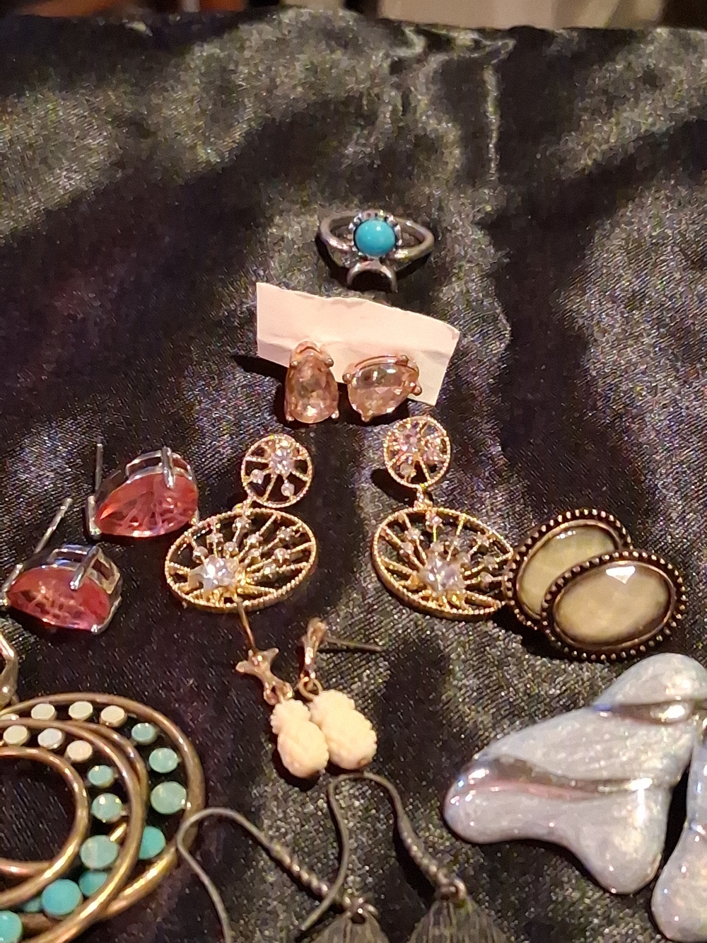 Silk Padded Jewelry Box with 30 Assorted Vintage Earrings - Picture 10 of 10
